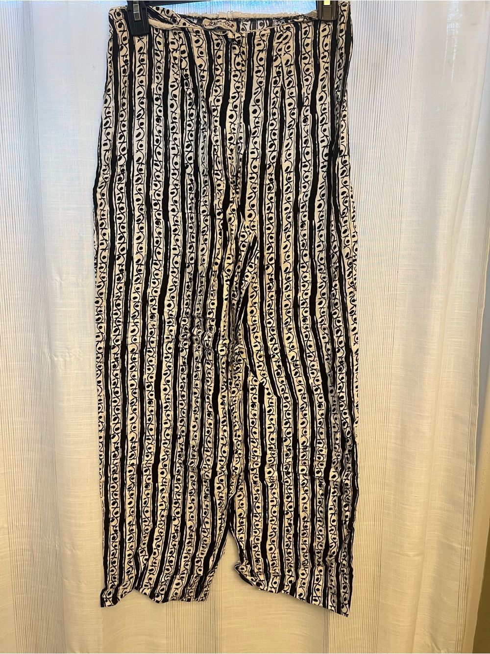 Gorgeous boho flowy black and white patterned pants, so flattering!